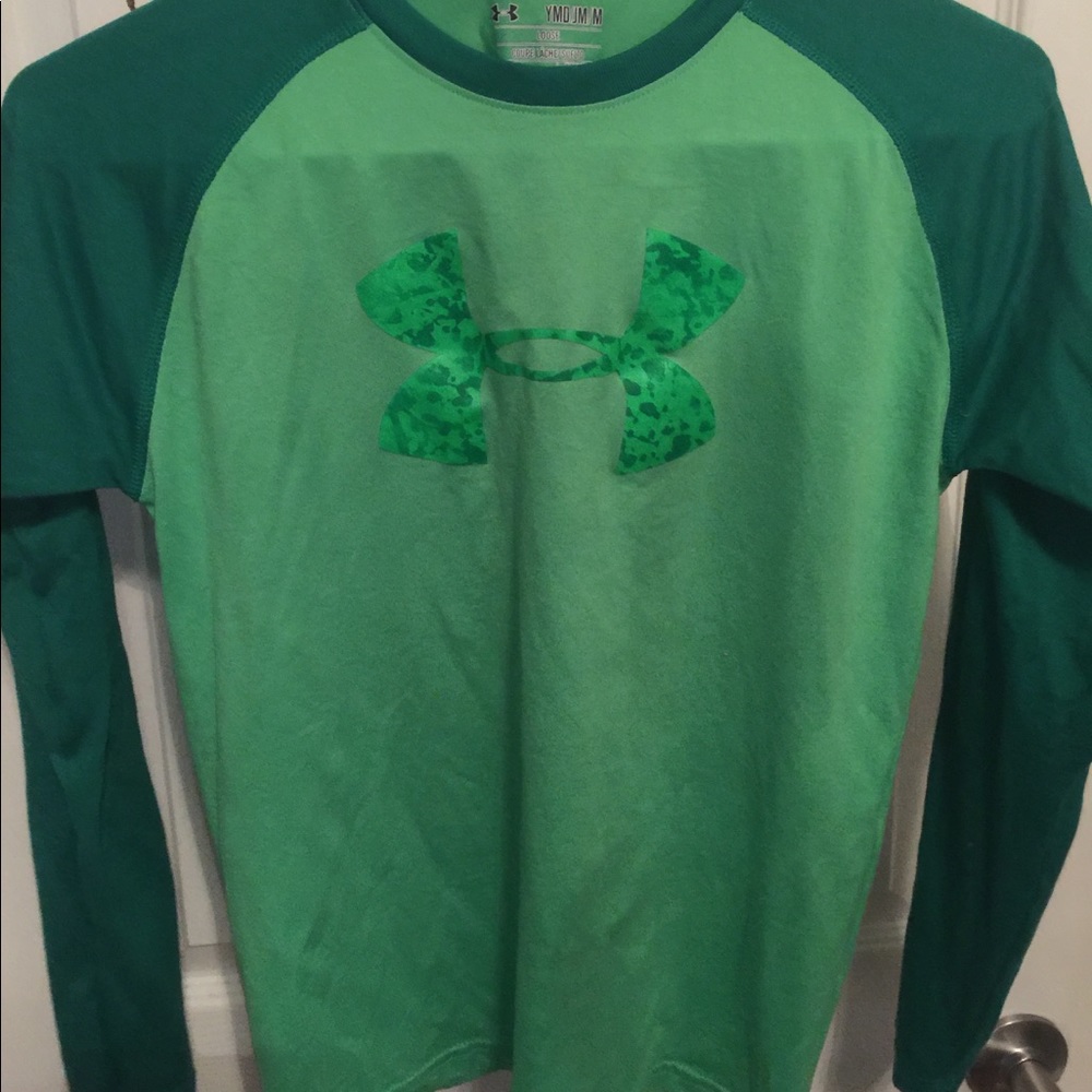 Boys Under Armour shirt in excellent shape